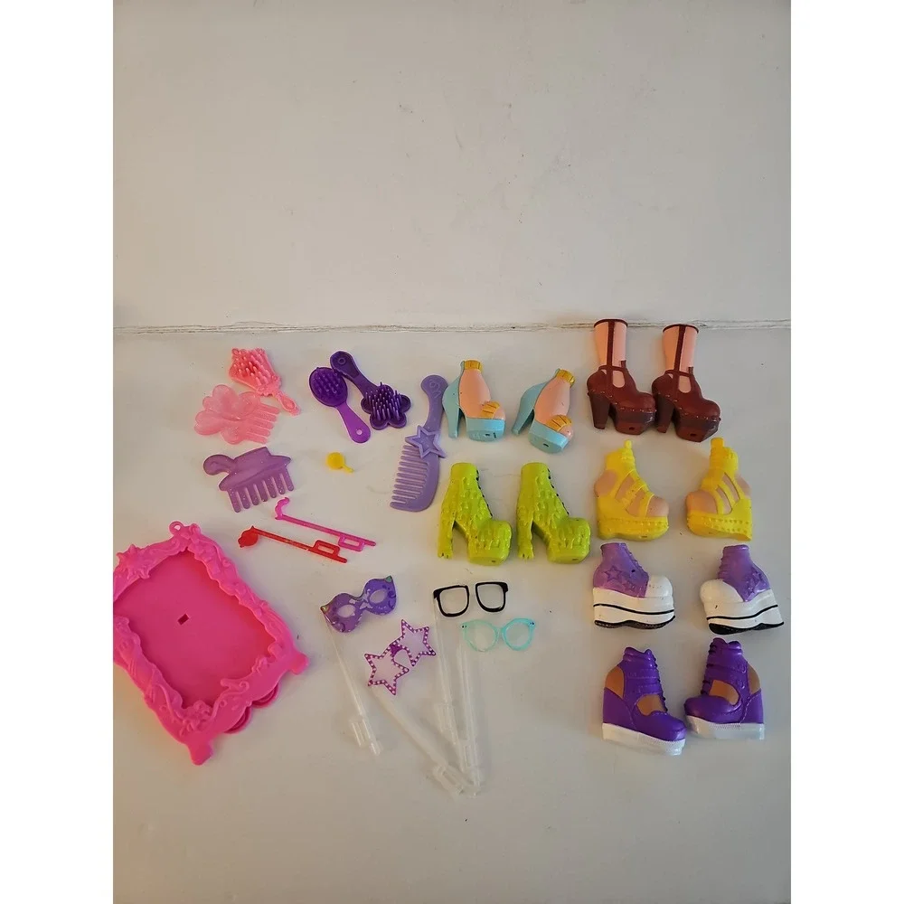 Bratz‎ Doll Lot of 4 Pink Brown Hair with Extra Shoes and Accessories